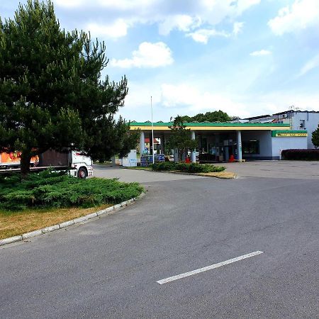 Motel Na Stacji Paliw 尤斯托尼莫斯基 外观 照片