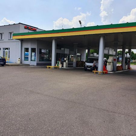 Motel Na Stacji Paliw 尤斯托尼莫斯基 外观 照片