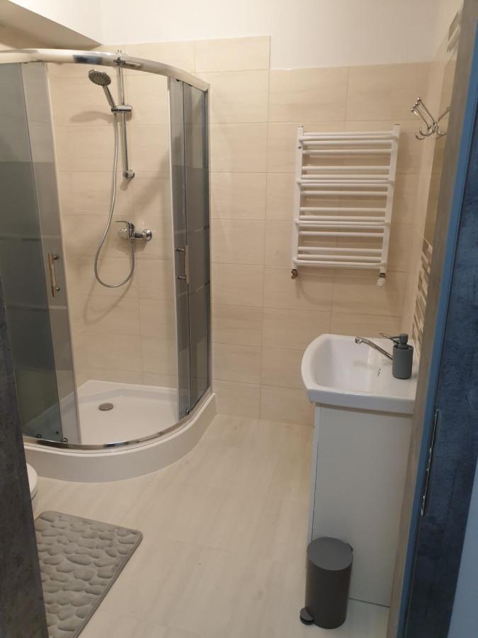 Motel Na Stacji Paliw 尤斯托尼莫斯基 外观 照片