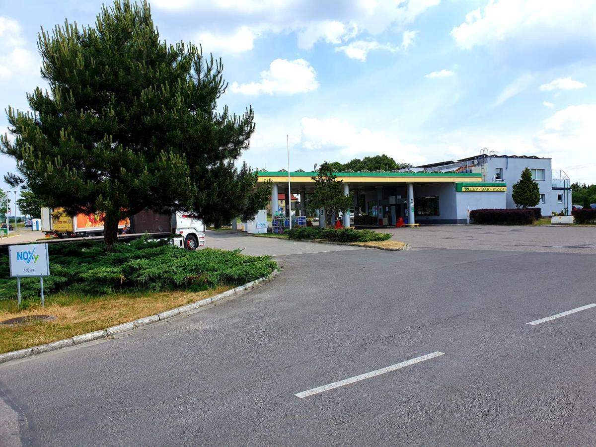 Motel Na Stacji Paliw 尤斯托尼莫斯基 外观 照片