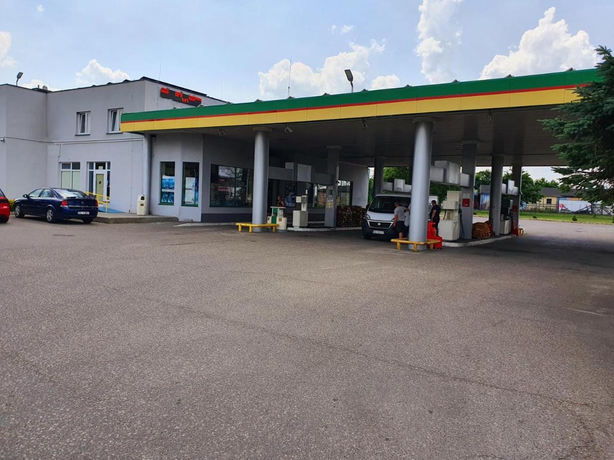 Motel Na Stacji Paliw 尤斯托尼莫斯基 外观 照片