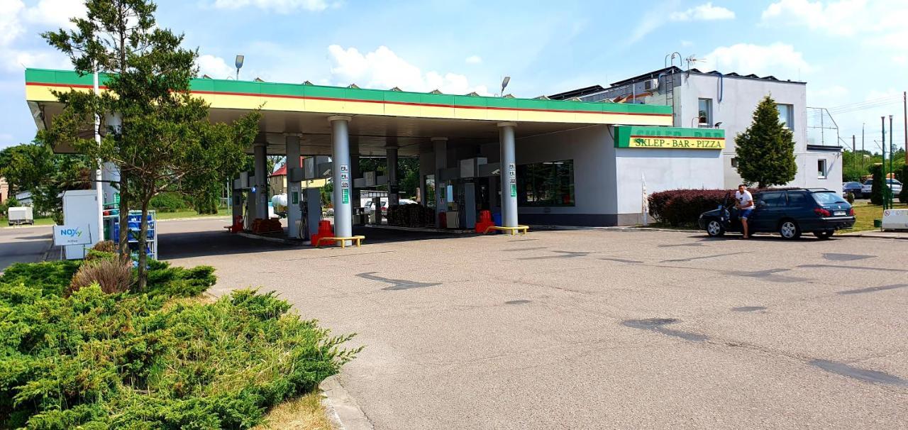 Motel Na Stacji Paliw 尤斯托尼莫斯基 外观 照片