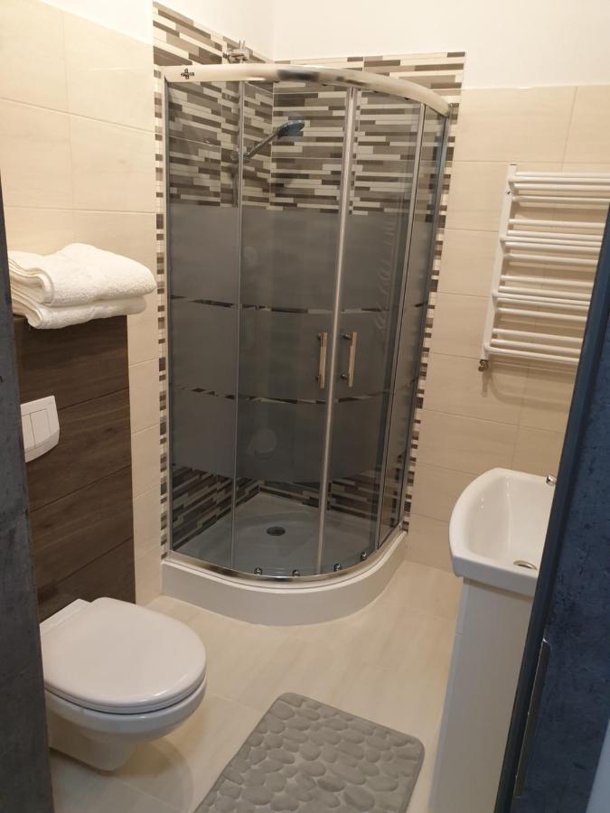 Motel Na Stacji Paliw 尤斯托尼莫斯基 外观 照片
