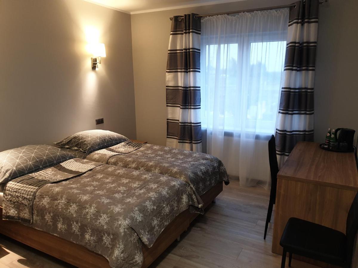 Motel Na Stacji Paliw 尤斯托尼莫斯基 外观 照片