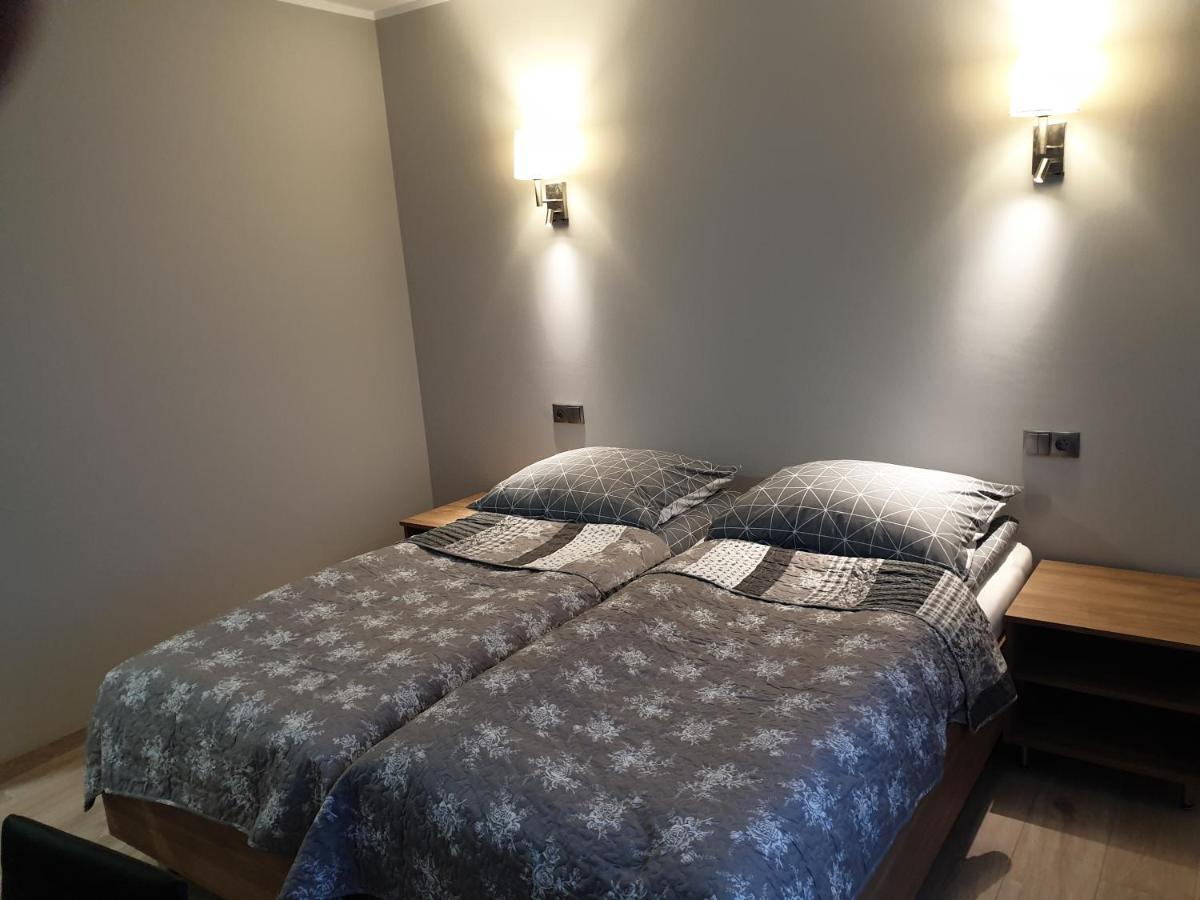 Motel Na Stacji Paliw 尤斯托尼莫斯基 外观 照片