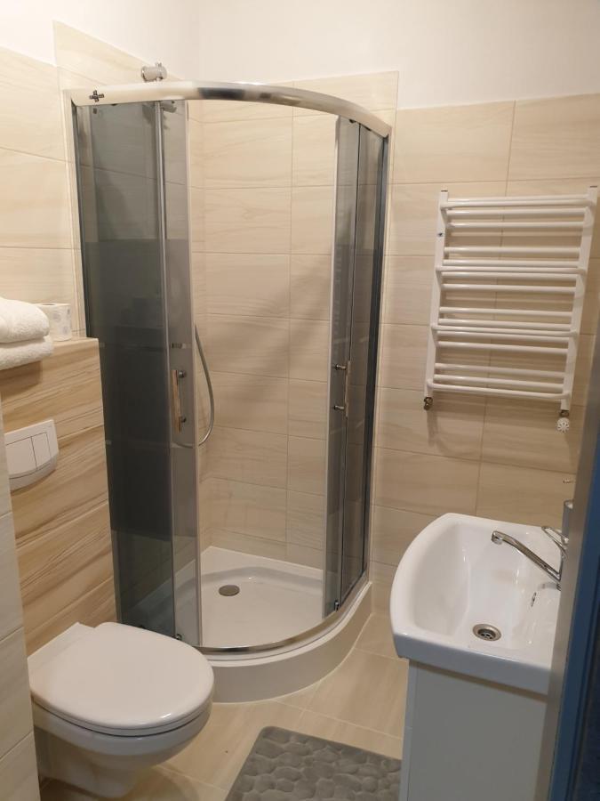 Motel Na Stacji Paliw 尤斯托尼莫斯基 外观 照片